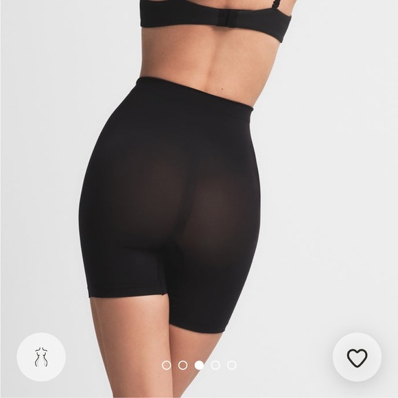 Skims Mid Thigh Short (size SMALL) in Onyx - Picture 3 of 6